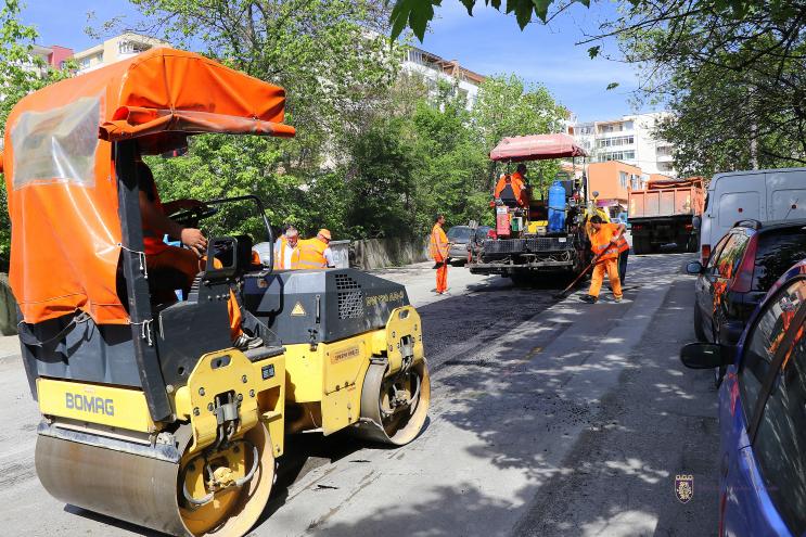 Продължават ремонтните дейности по уличните мрежи във Велико Търново