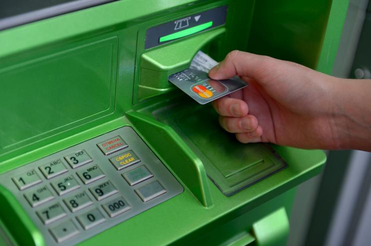 Млада жена от Велико Търново използвала дебитната карта на 78-годишна баба