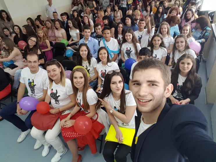 Деца за пример: 12Б клас на СУ „Георги Измирлиев“ се включи в инициативата С тениска на бала