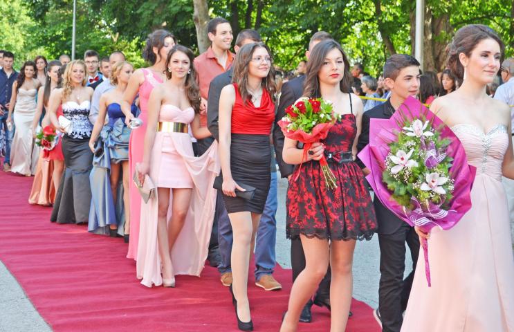 800 великотърновски абитуриенти ще дефилират като холивудски звезди