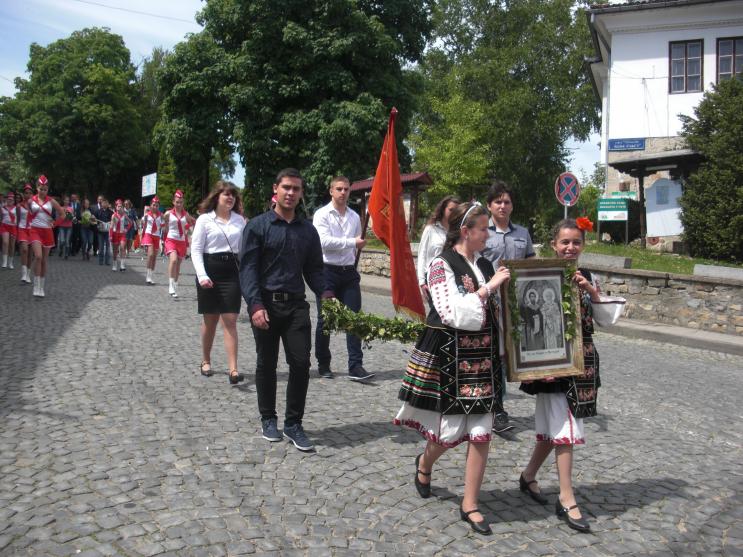 В Елена организираха празнично шествие и пъстър концерт за 24 май