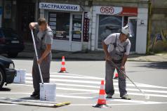 Продължава подновяването на пътната маркировка