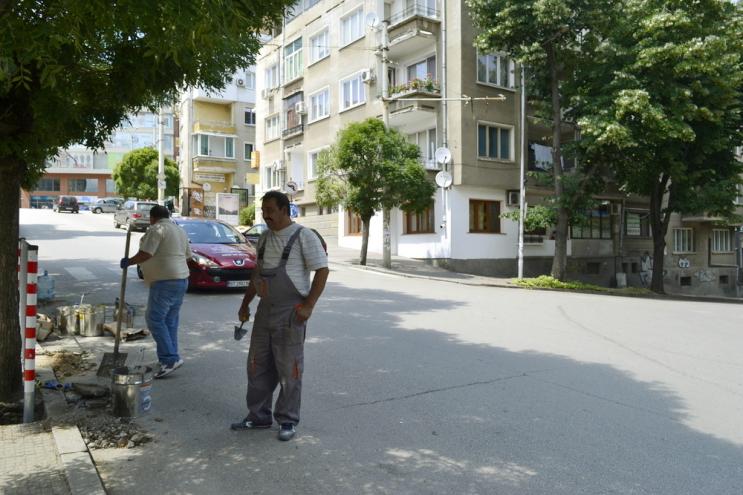 Местят пешеходната пътека край читалище „Искра” за подобряване на сигурността