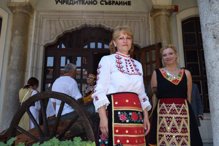 Областните управители се включиха в шествието с народни носии