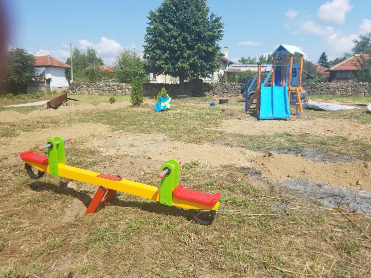 Първомайци ще радва децата си с нова площадка за игра