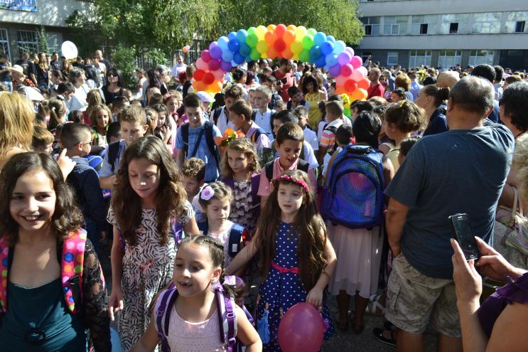 8325 ученици посрещнаха новата учебна година във Велико Търново