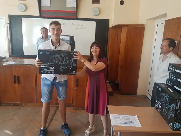 Горнооряховска фирма подари дронове на две паралелки в ПГЕЕ М.В.Ломоносов за първия учебен ден