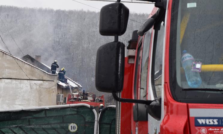 Огнеборци потушиха пожар в цех за металообработка в град Килифарево