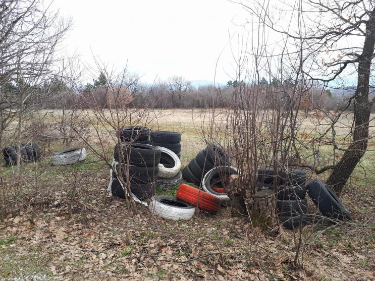 Нелегално сметище за гуми се образува в близост до лясковския манастир