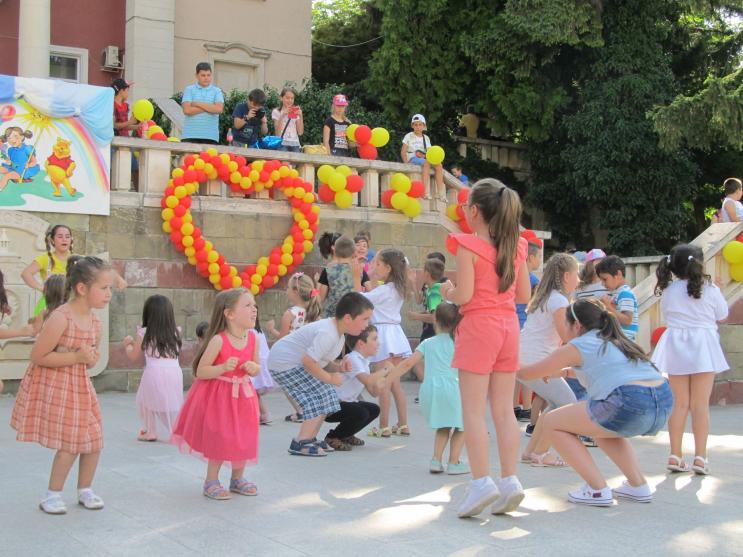 Децата на Лясковец празнуваха Първи юни на площада