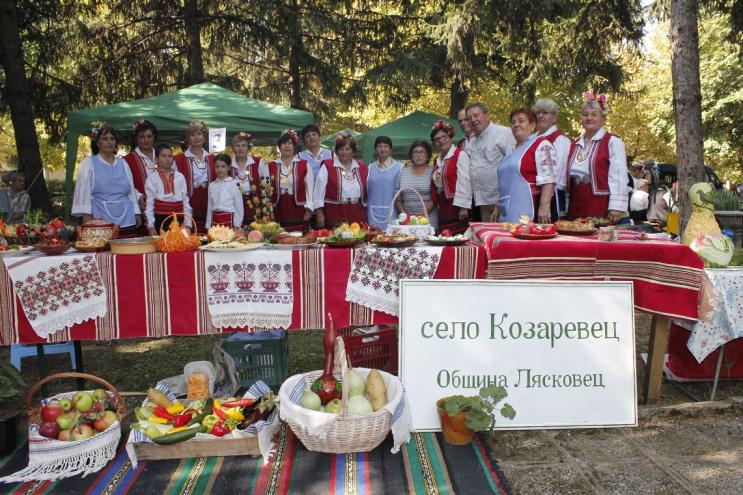 Вкусни гозби, музика, хора и веселие посрещнаха гостите на с.Козаревец за празника на Кокошата чорба (Снимки)