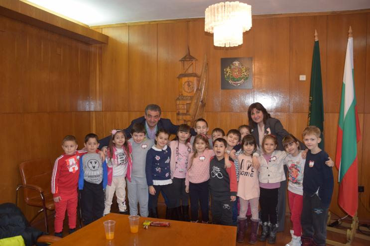 Топли прегръдки раздадоха първолаци от Елена
