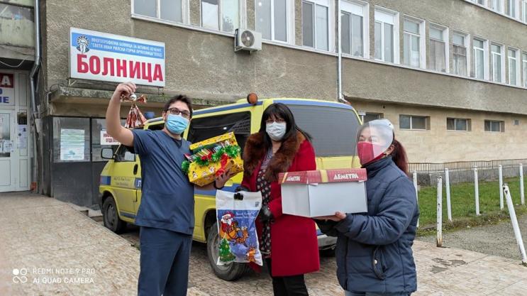 Деца от Първомайци изненадаха персонала на МБАЛ Свети Иван Рилски