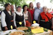 Инж. Добромир Добрев точи баница на празника във Върбица